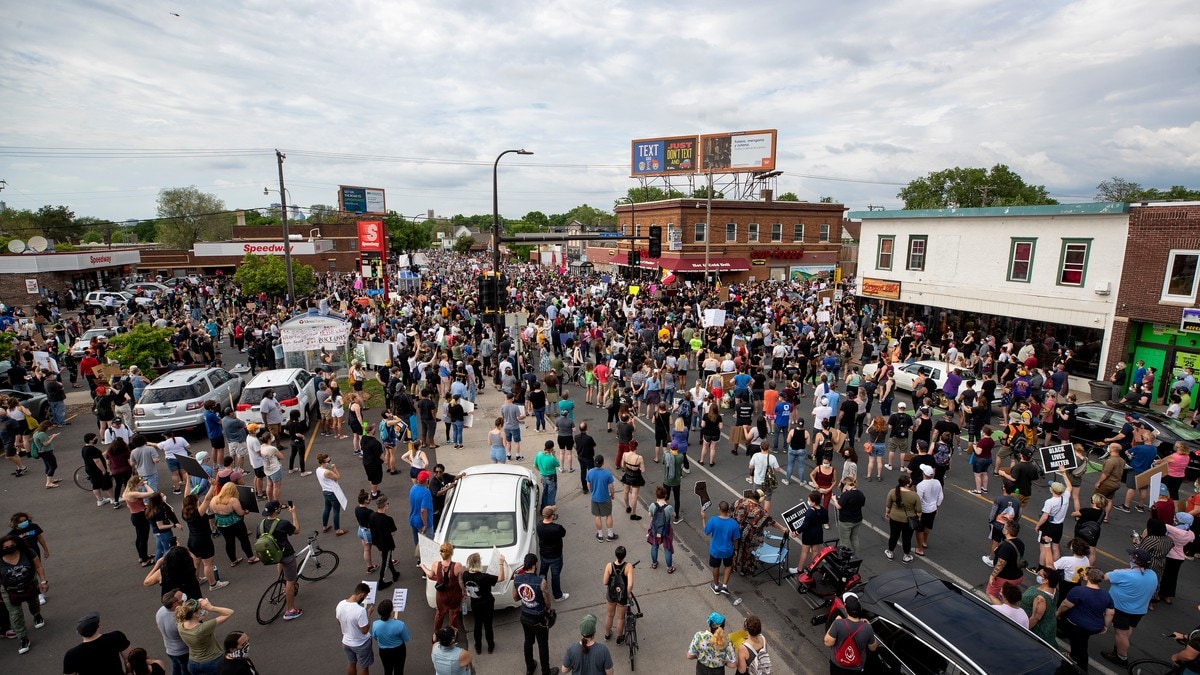 Tusenvis demonstrerer i Minneapolis