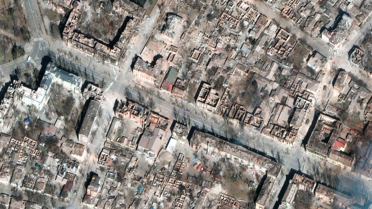 Nye satellittbilder viser enorme ødeleggelser i Mariupol