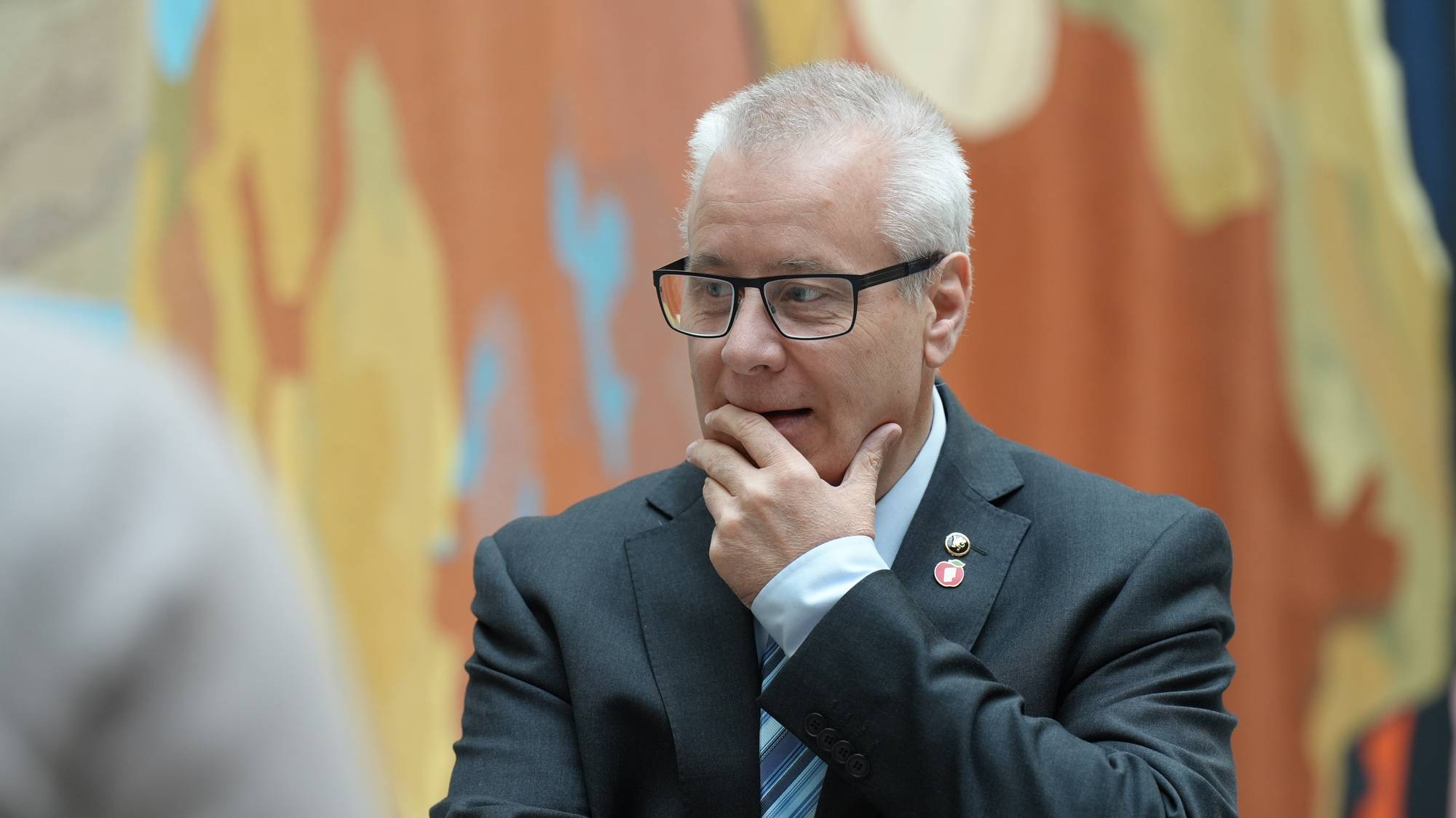 Bård Hoksrud (Frp) betenkt i Vandrehallen på Stortinget