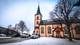 Foto: Petter Strøm / NRK Tres camillas seguidas delante de la iglesia de Røsvik