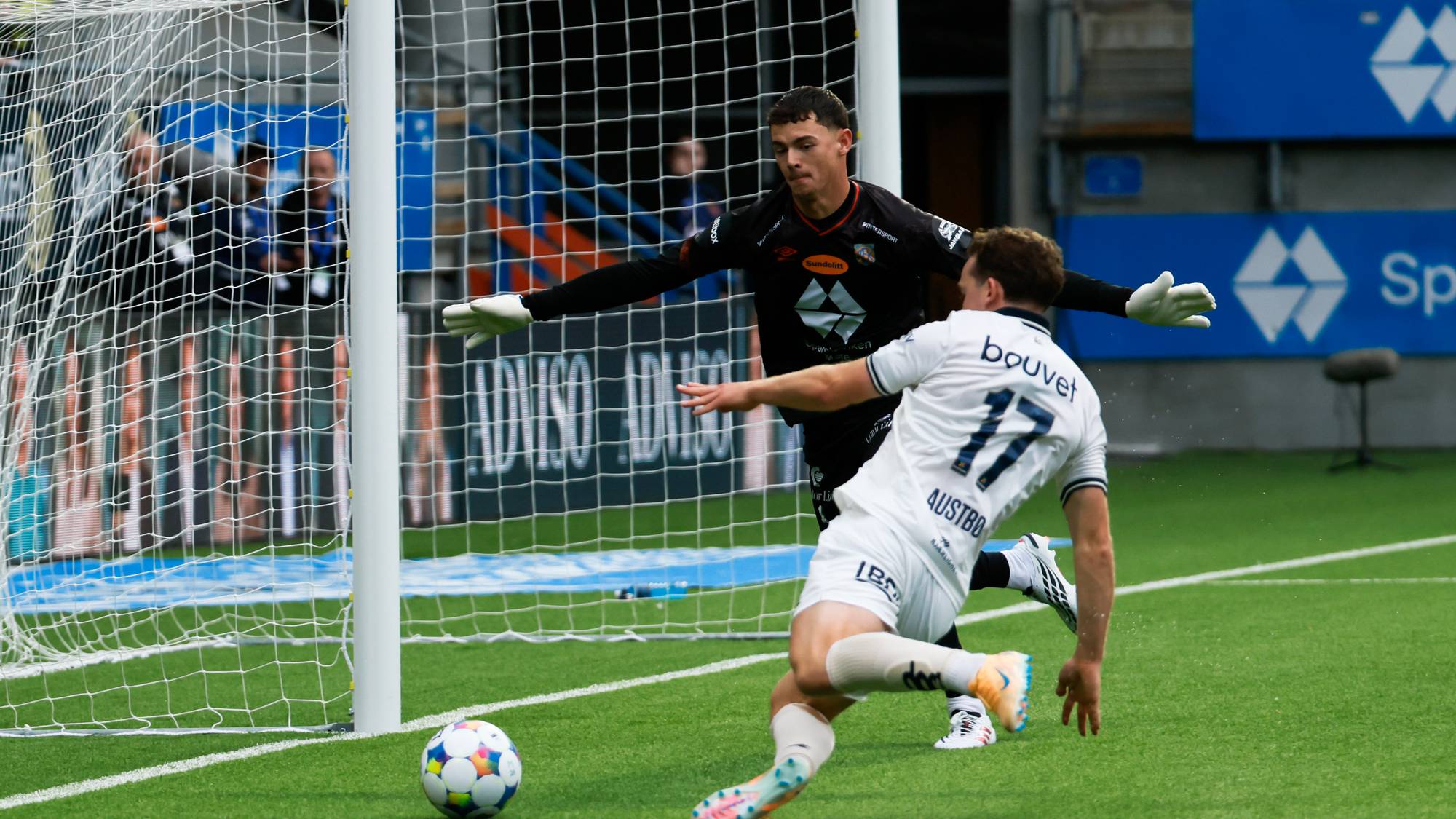  Aalesunds keeper Luca Podlech og Vikings Edvin Austbø under eliteseriekampen i fotball mellom Aalesunds Fotballklubb og Viking.
