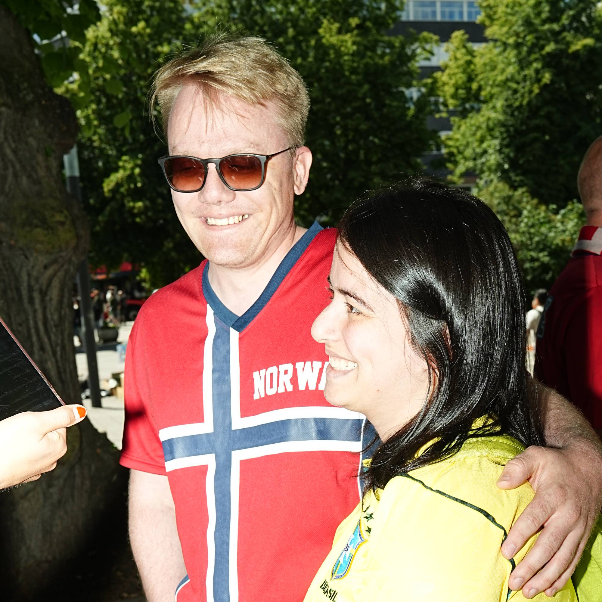 en mann og en kvinne med hjelm (Bildebeskrivelsen er laget av en KI-tjeneste)