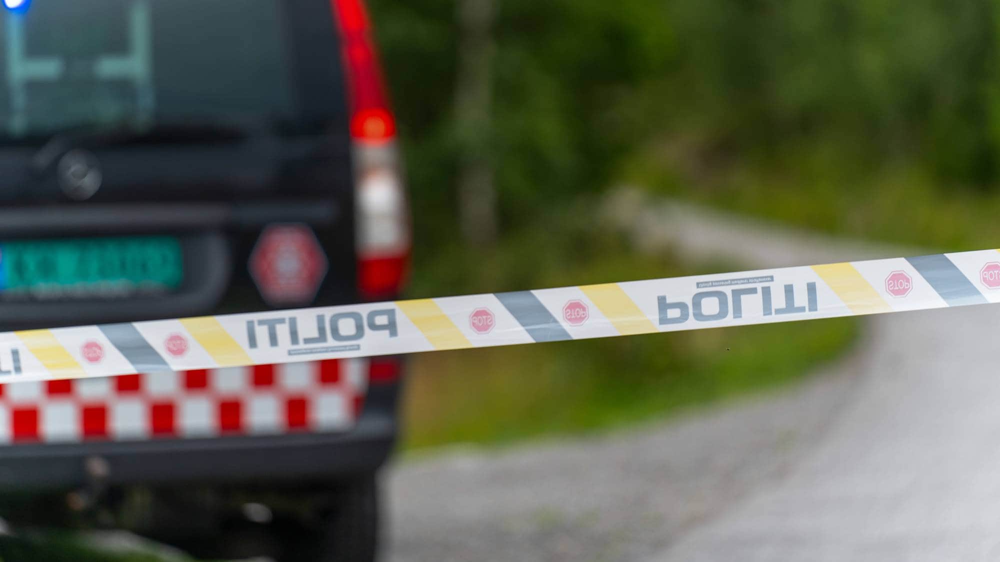 en politibil med skilt på