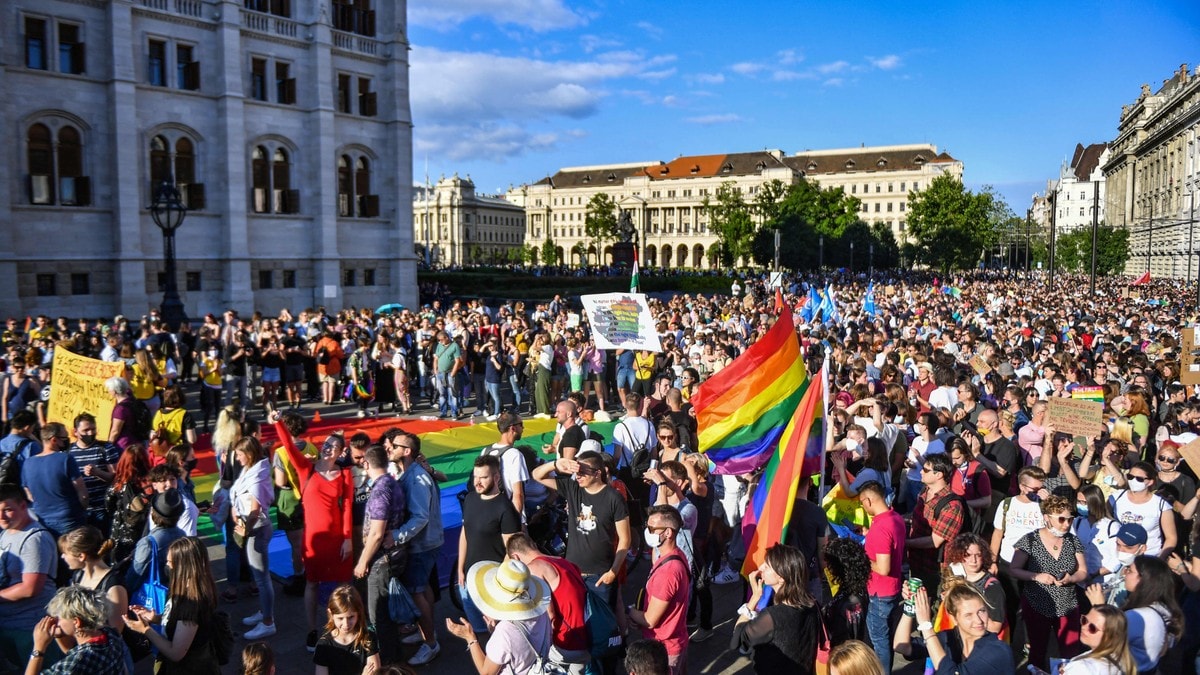 Tusenvis i pride-parade i Ungarn