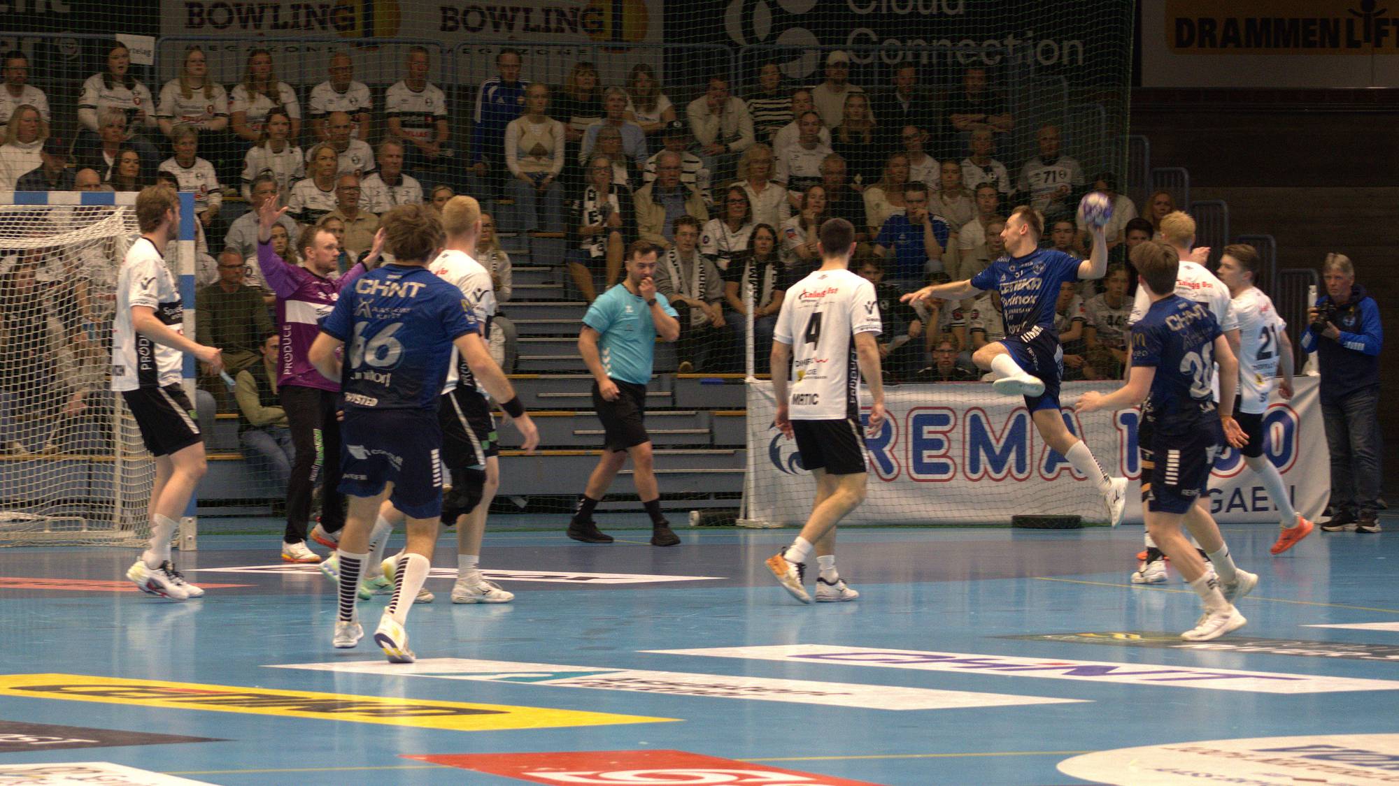 En håndballspiller som skyter