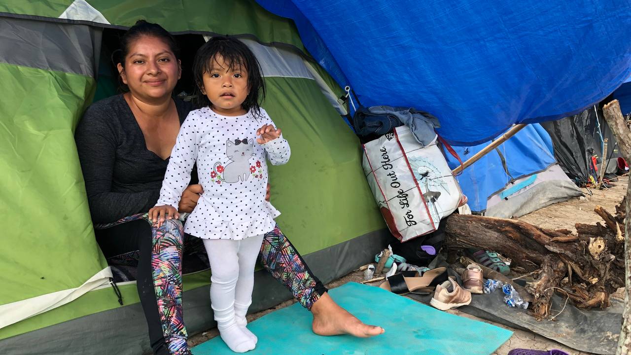 Mor og barn utenfor telt i migrantleir på grensa til USA
