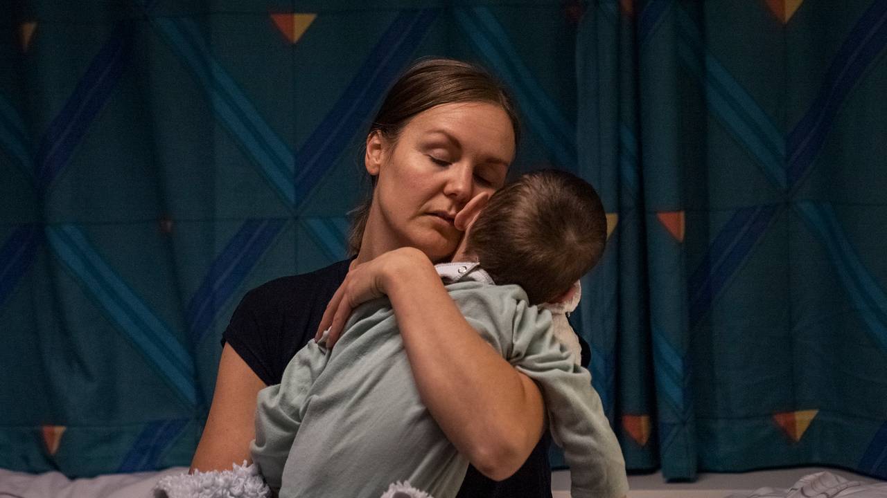 Vegard sovner i mamma Nina sin favn.