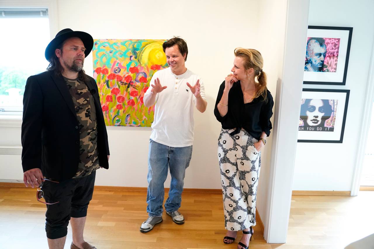 Behn-venn Per Heimly, bror Espen Behn og søster Anja Bjørshol under presentasjon av utstilling med Ari Behns verker på Galleri Varden på Jeløya.