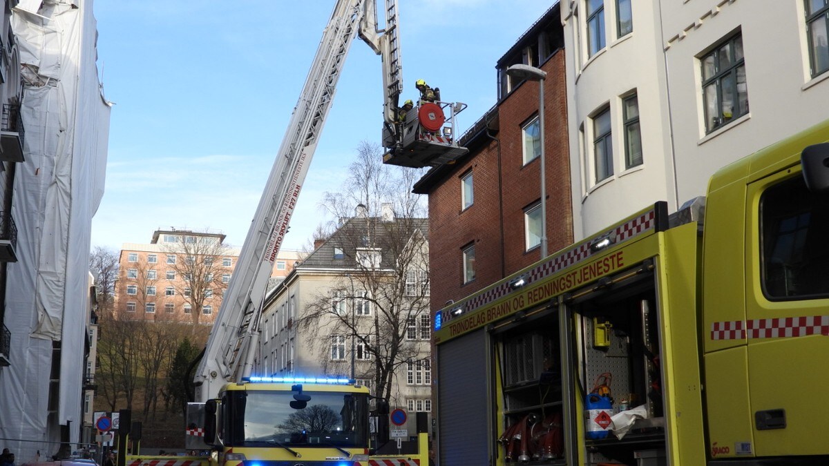 Kvinne redda ut etter brann i bustadblokk i Trondheim