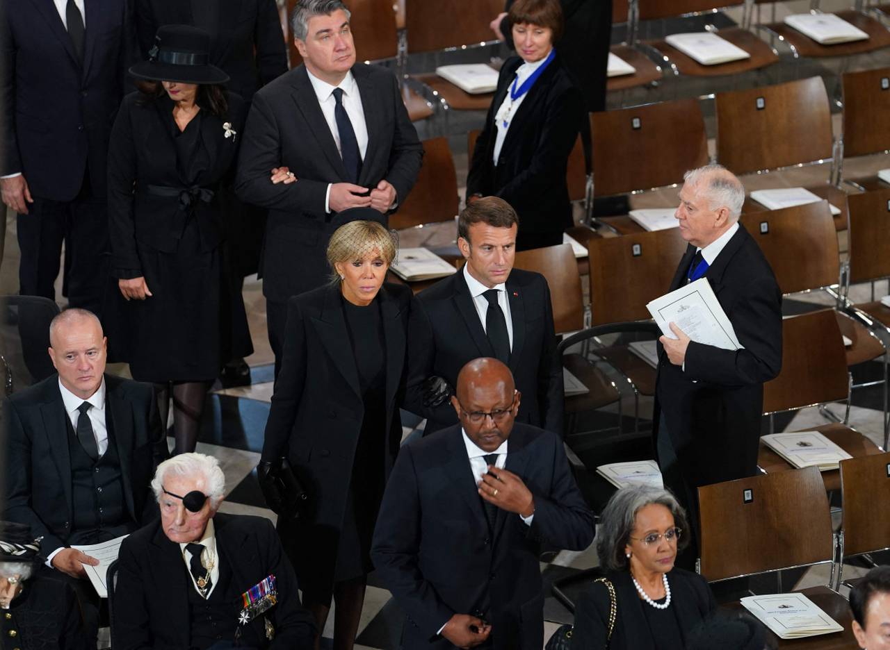Il presidente francese Emmanuel Macron arriva all'Abbazia di Westminster. 