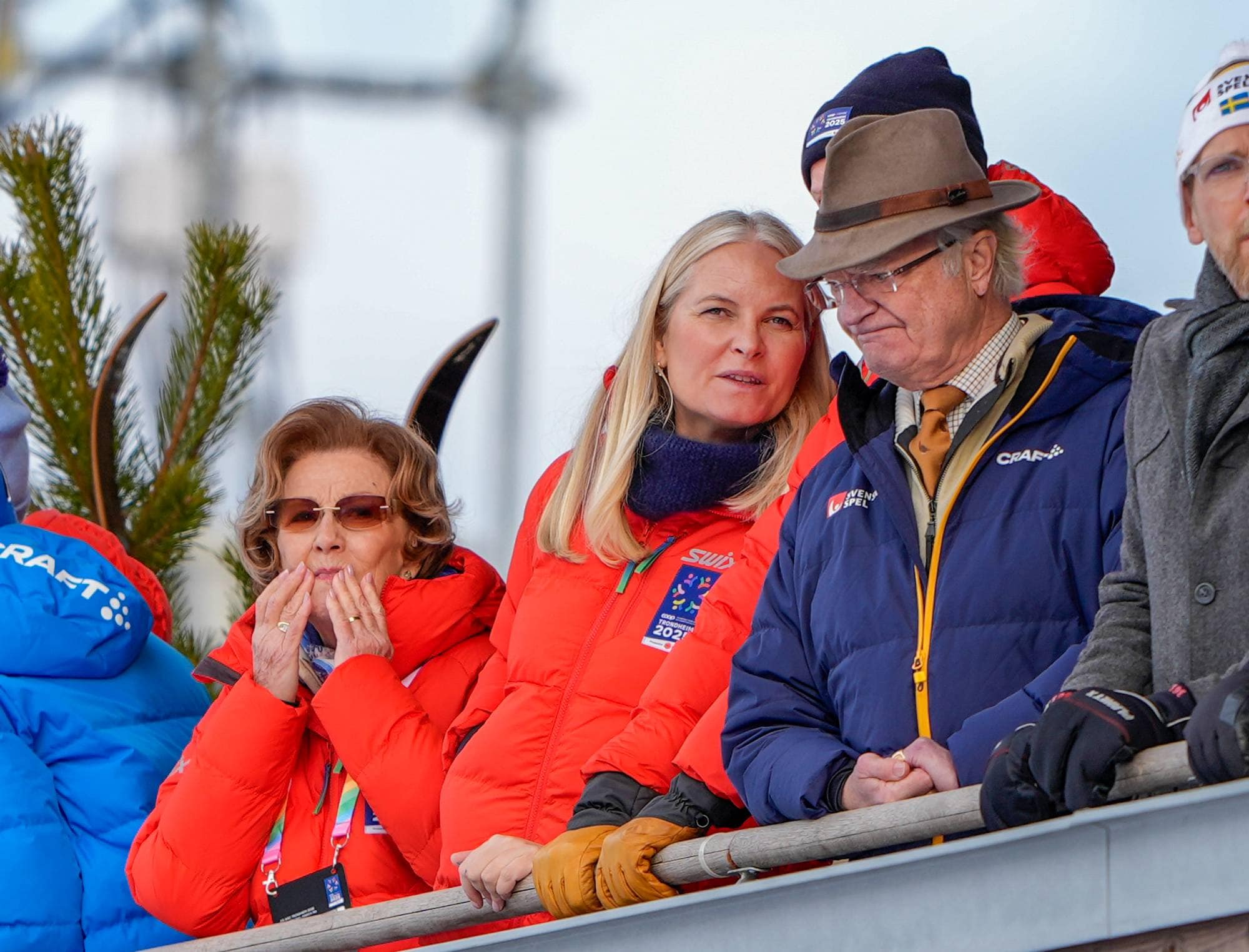Dronning Sonja, kronprinsesse Mette-Marit, kronprins Haakon og kong Carl Gustaf av Sverige under langrenn sprint finalen for kvinner på VM Trondheim 2025 i Granåsen