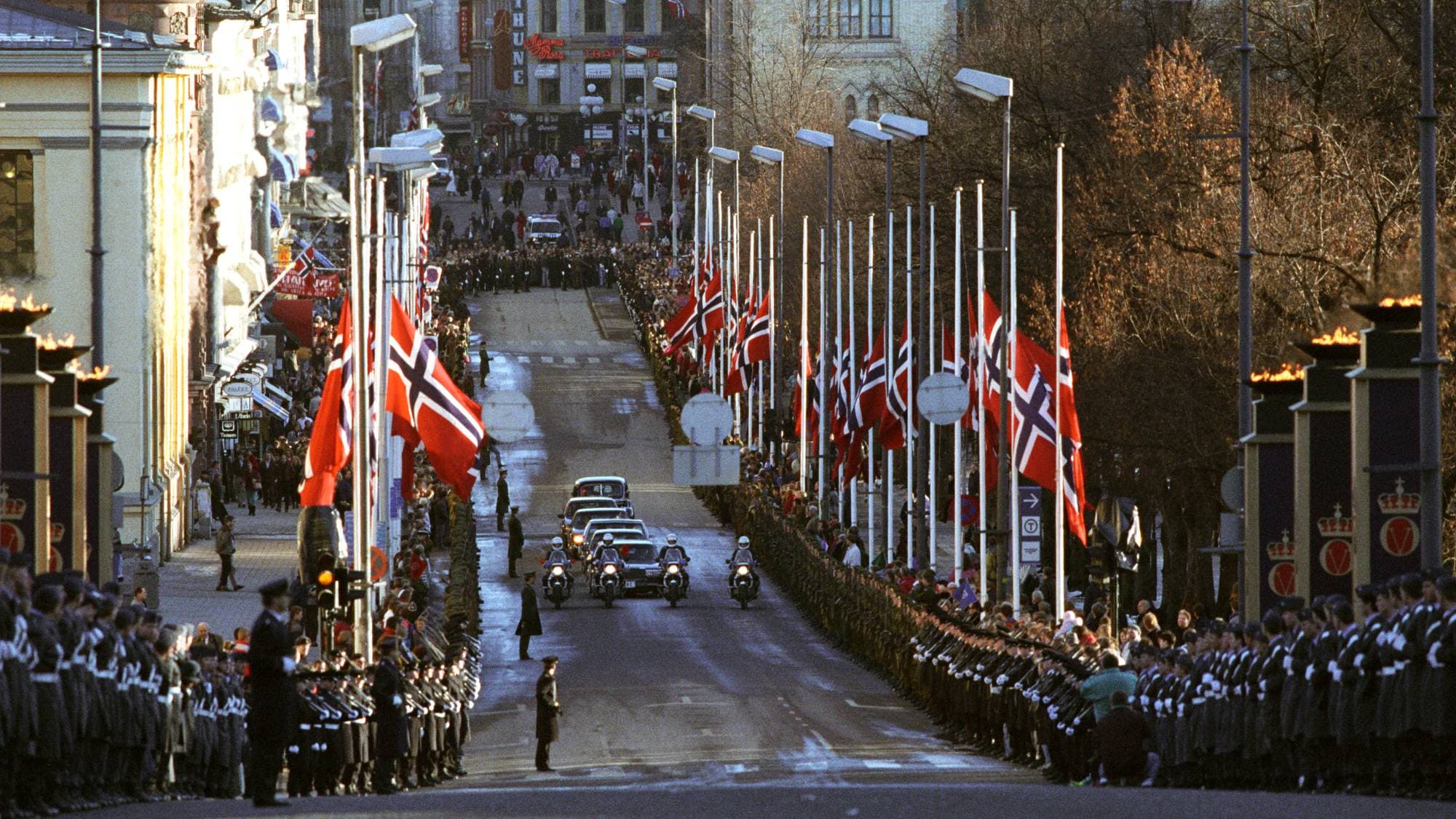Nedover Karl Johan flagges det på halv stang etter kong Olavs død i januar 1991
