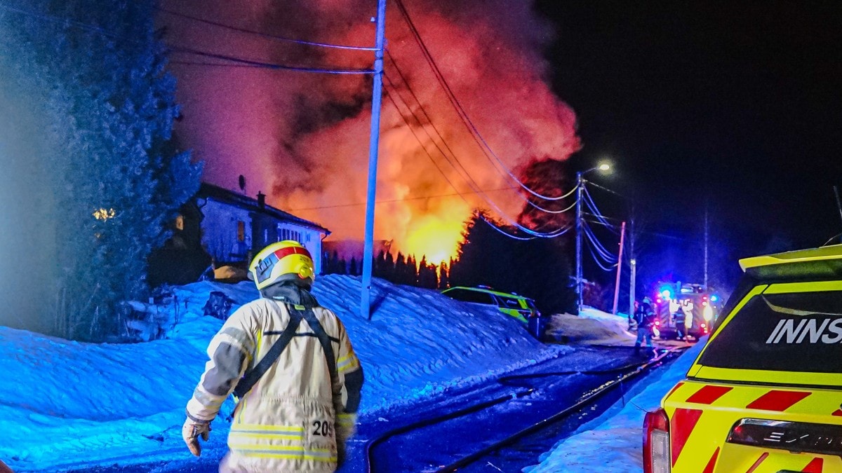 Hus under oppføring tok fyr – brannen spredde seg