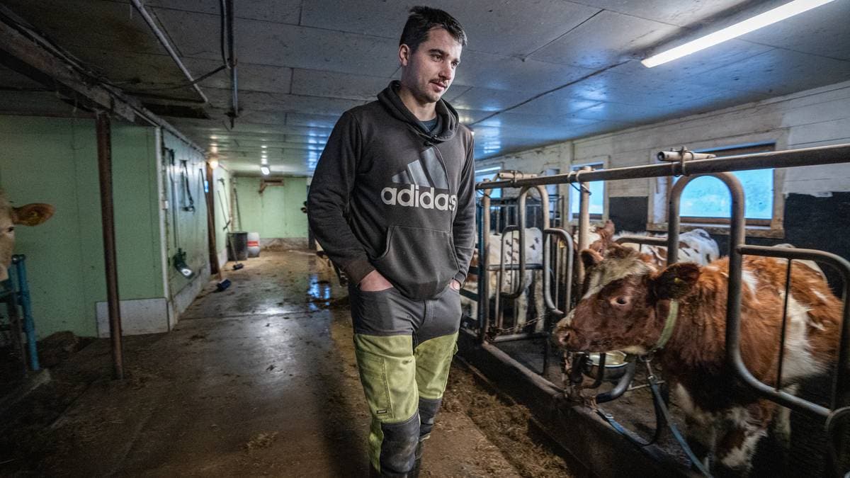 Daniel (23) har kjøpt seg gard med eige båtbyggeri