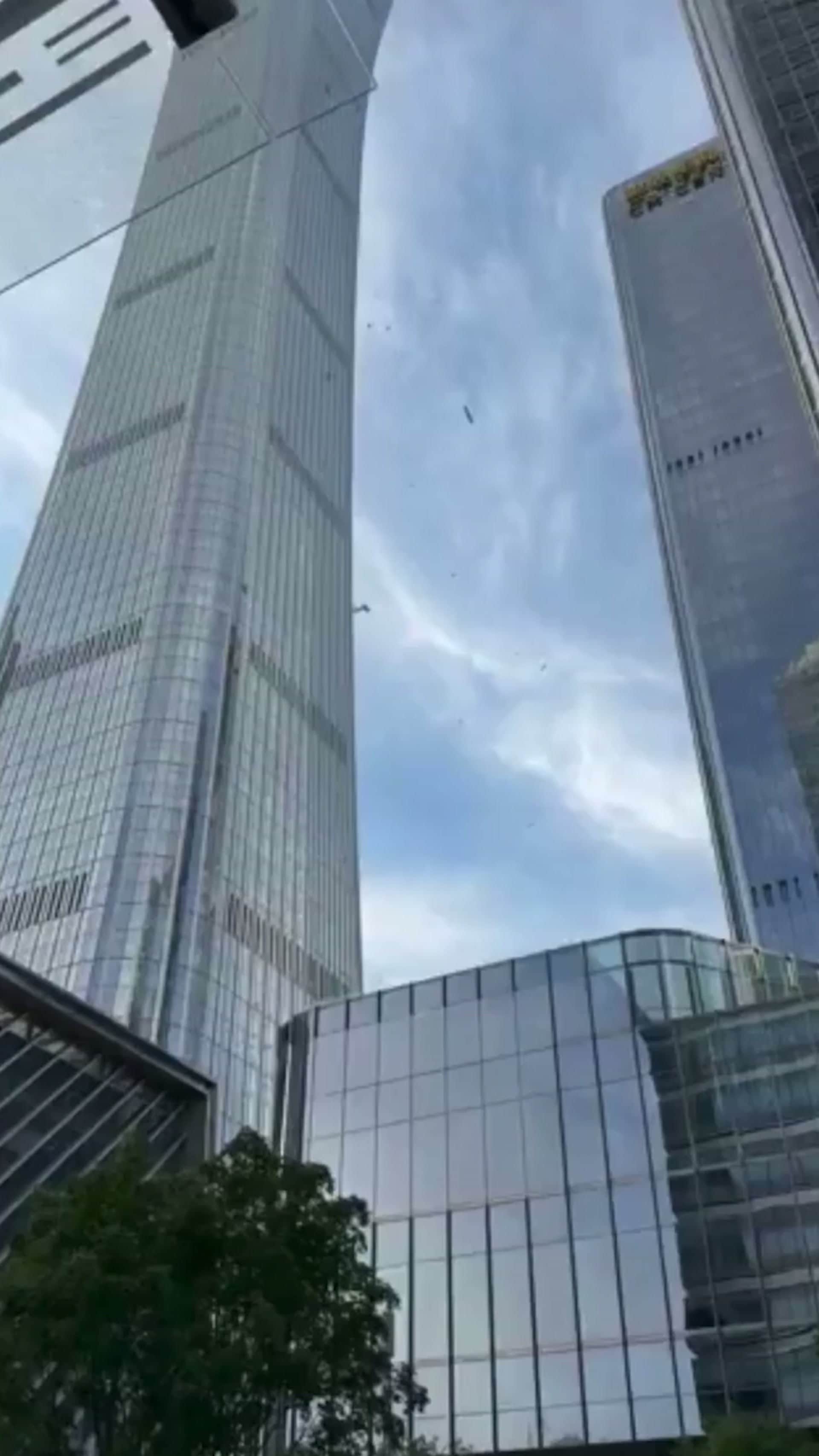 Småfly har krasjet inn i Beijings høyeste skyskraper
