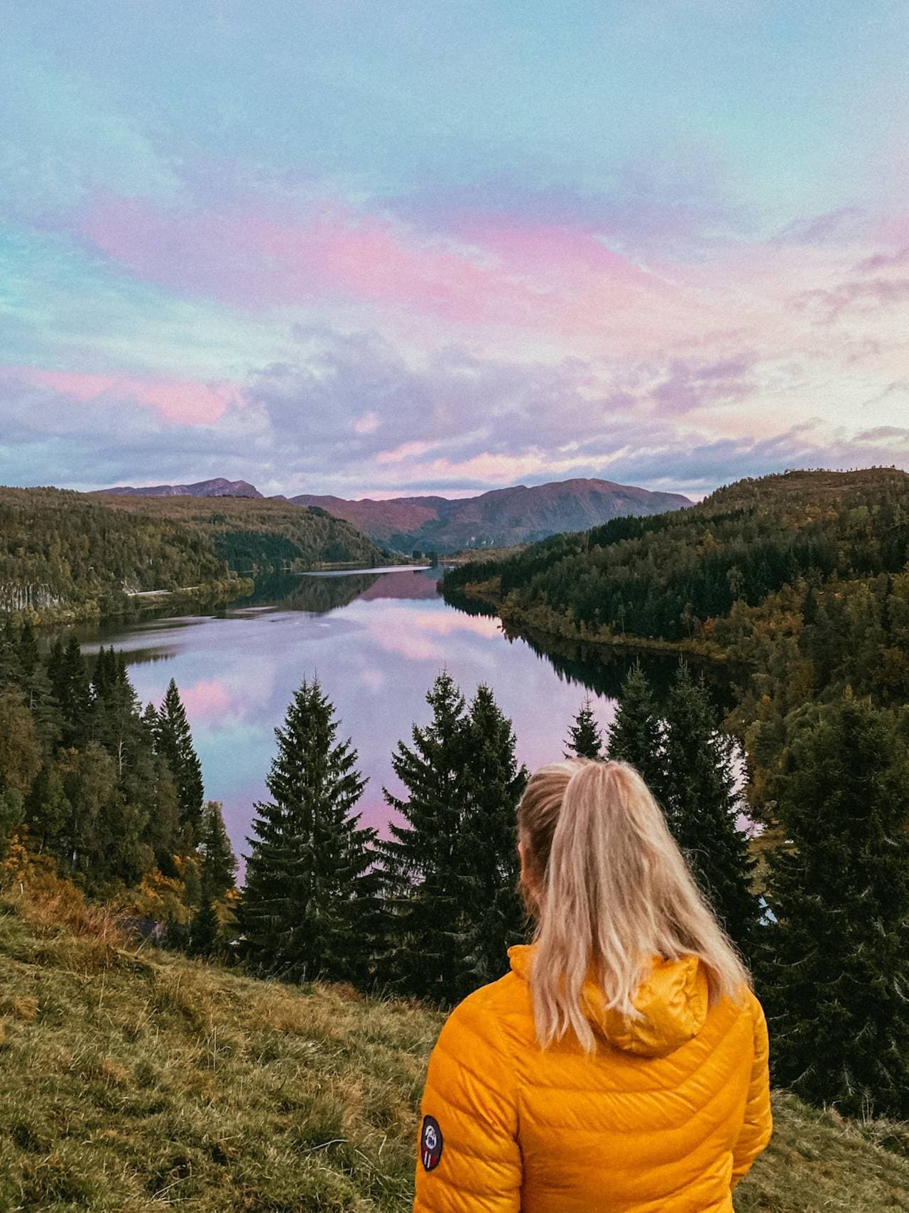 ROSA: Solnedgangen var rosa i Førde onsdag 23. september.