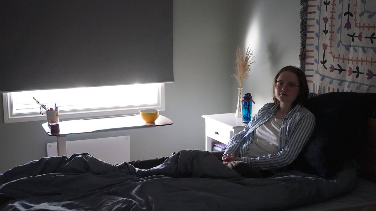 Ingrid (23) ligger for det meste i senga, men er ikke «syk nok» til å få assistent