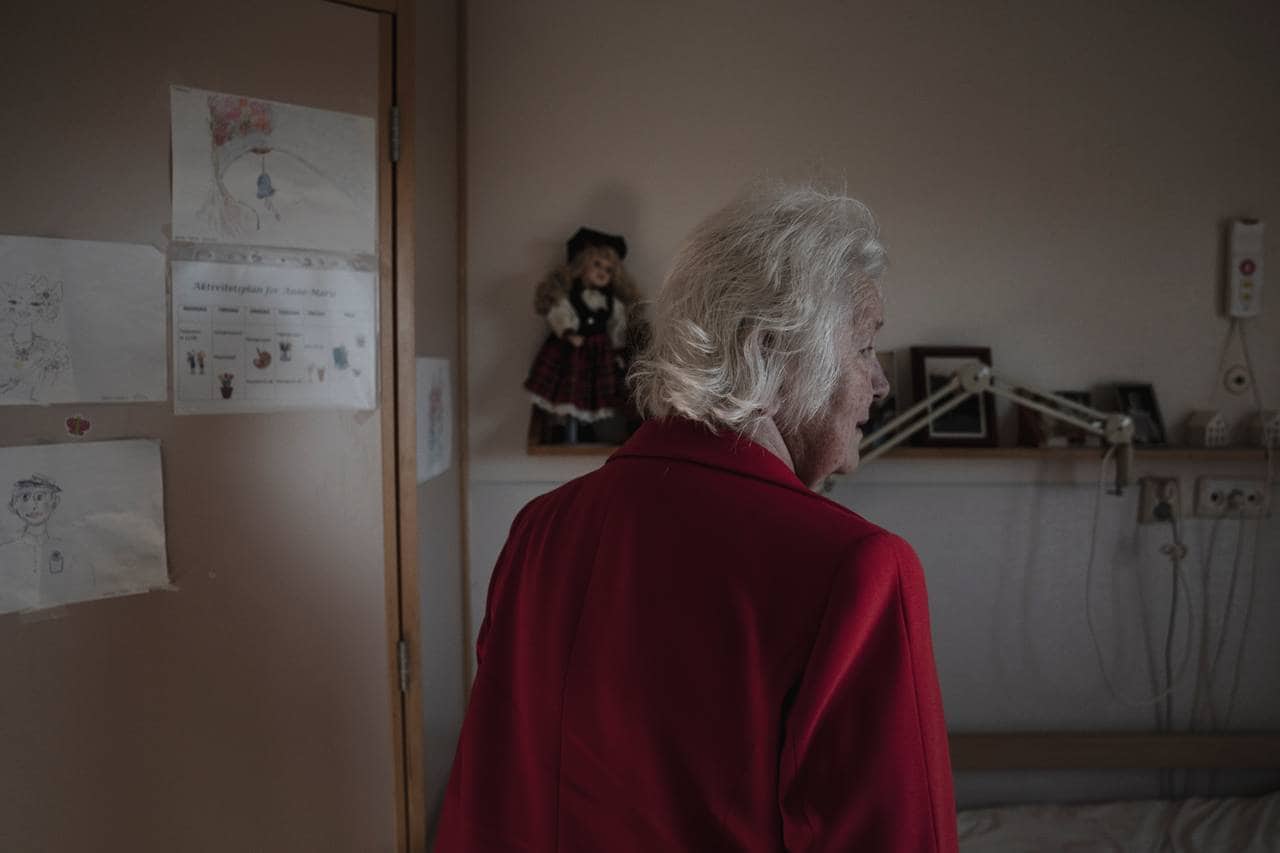 Anne Marie stirrer hvileløst ut i rommet i sin røde jakke