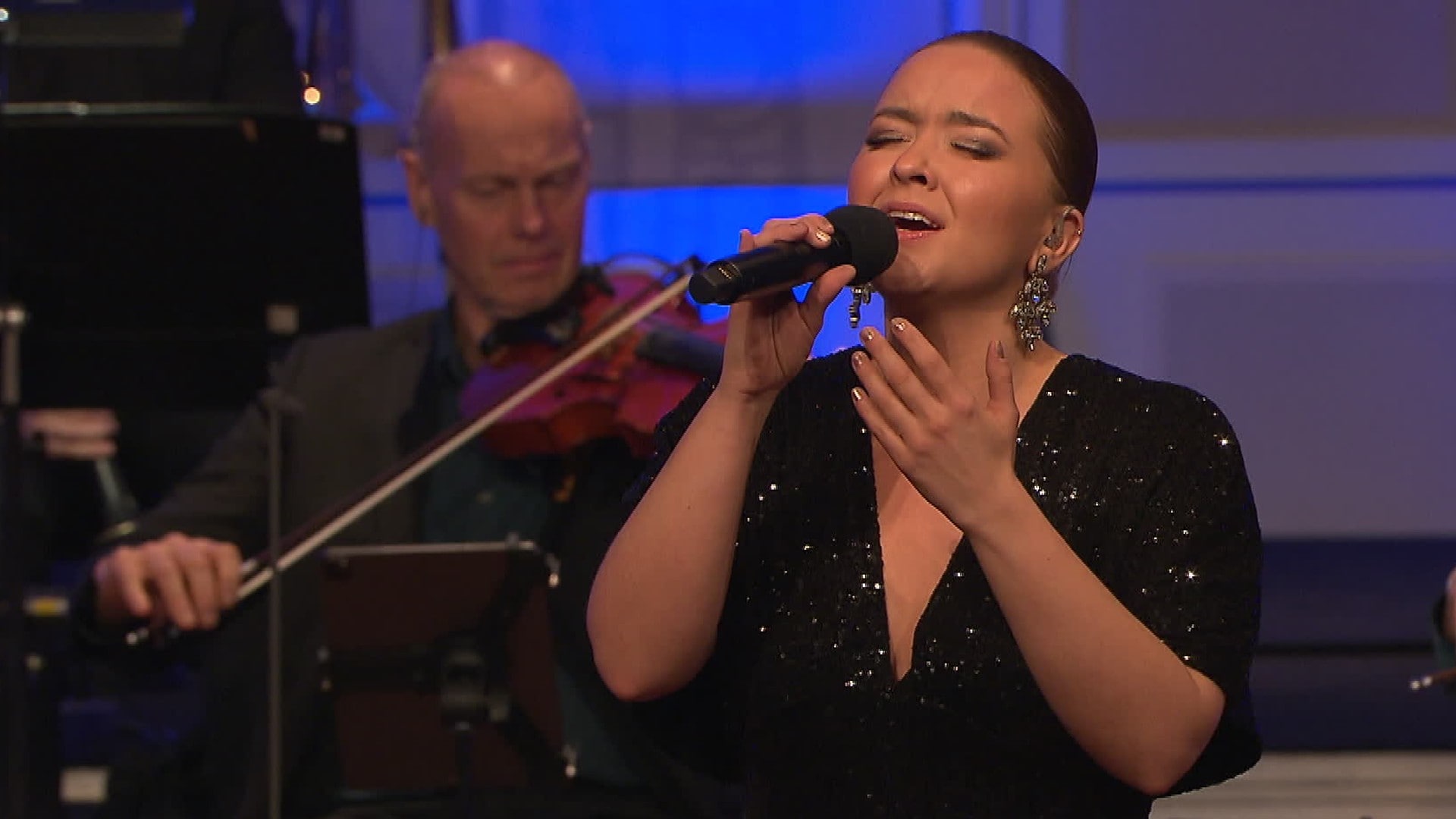 Alexandra Rotan og KORK – «O helga natt» – NRK
