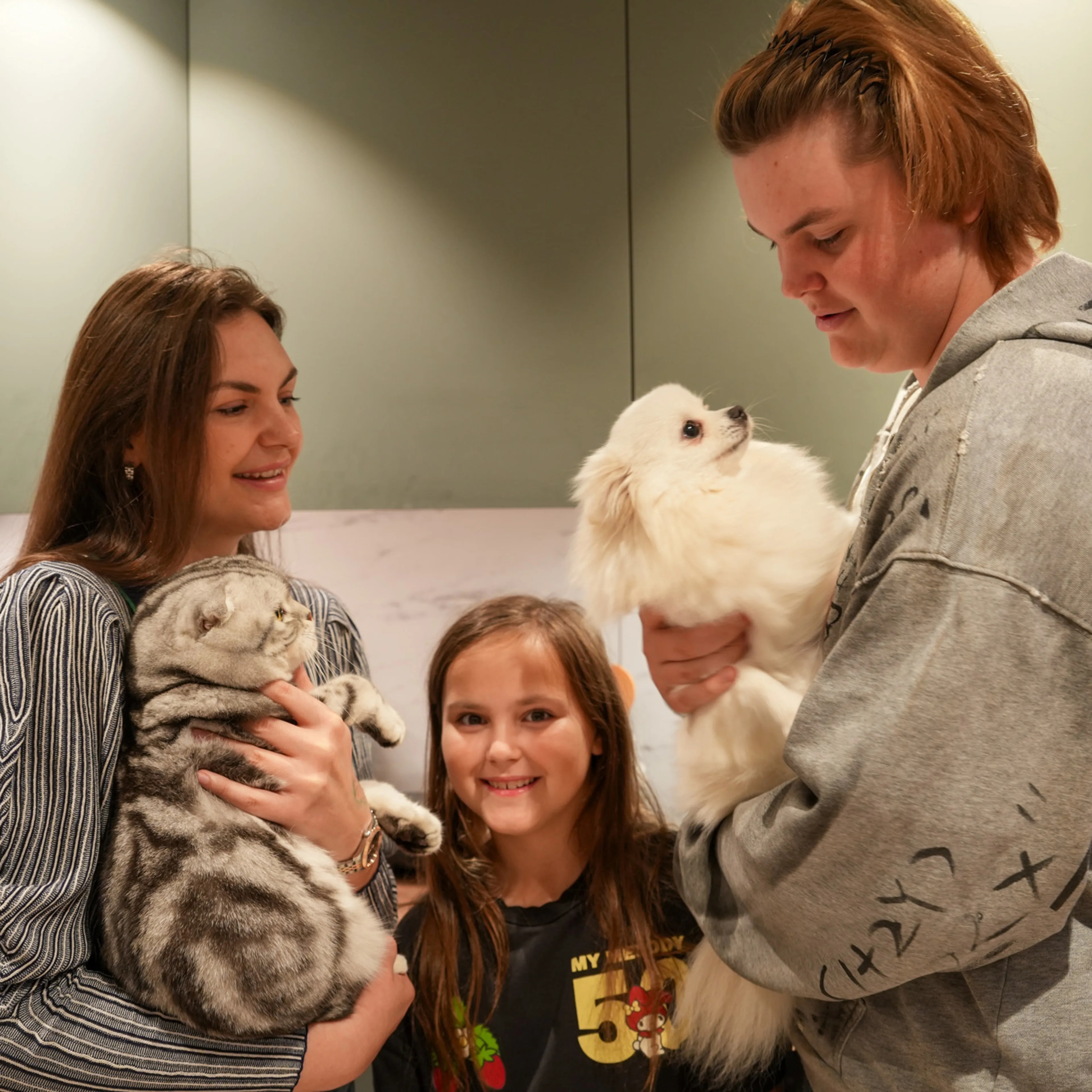 Tetiana Shevchenko (34) bor i en kjellerleilighet i Ottestad utenfor Hamar med datteren Kateryna (9), sønnen Maxim (16), hunden Nelly og katten Marwel. Alenemoren jobber 30 prosent som regnskapsmedarbeider i selsakpet Econ Hamar, og mottar bostøtte fra NAV.