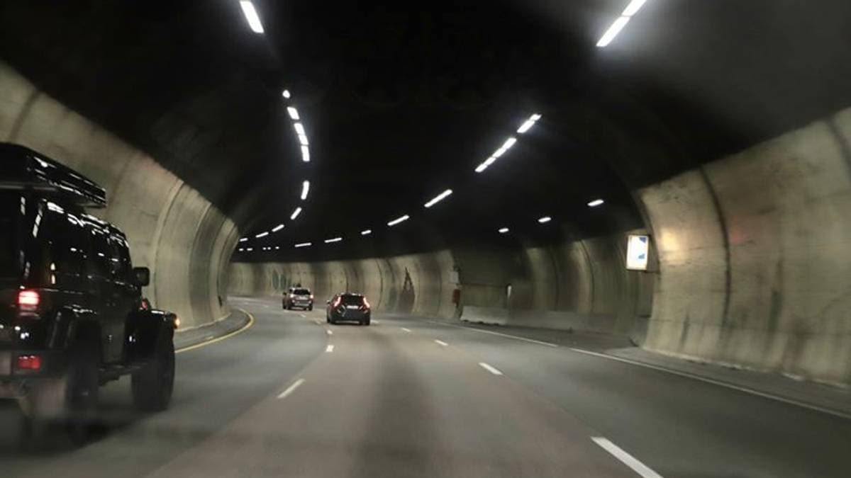 Familie på elsparkesykler fraktet ut av E18-tunnel i Oslo