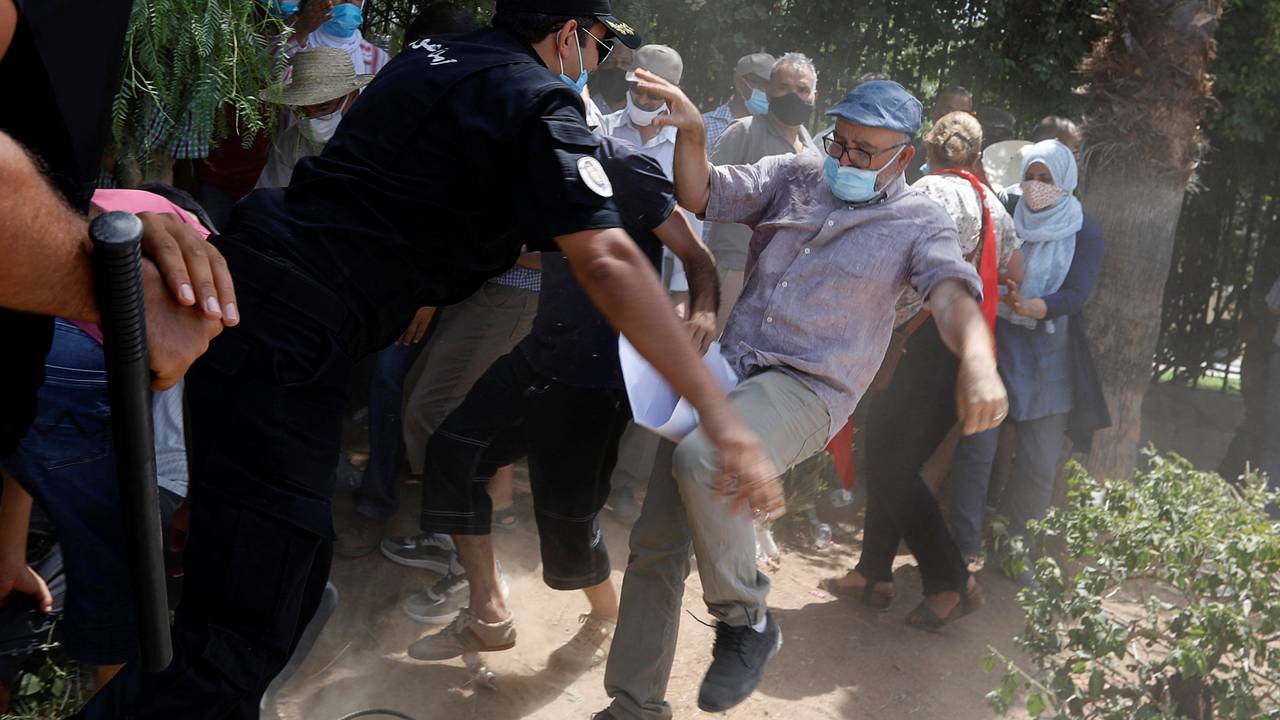 En demonstrant slåss med politiet i Tunis