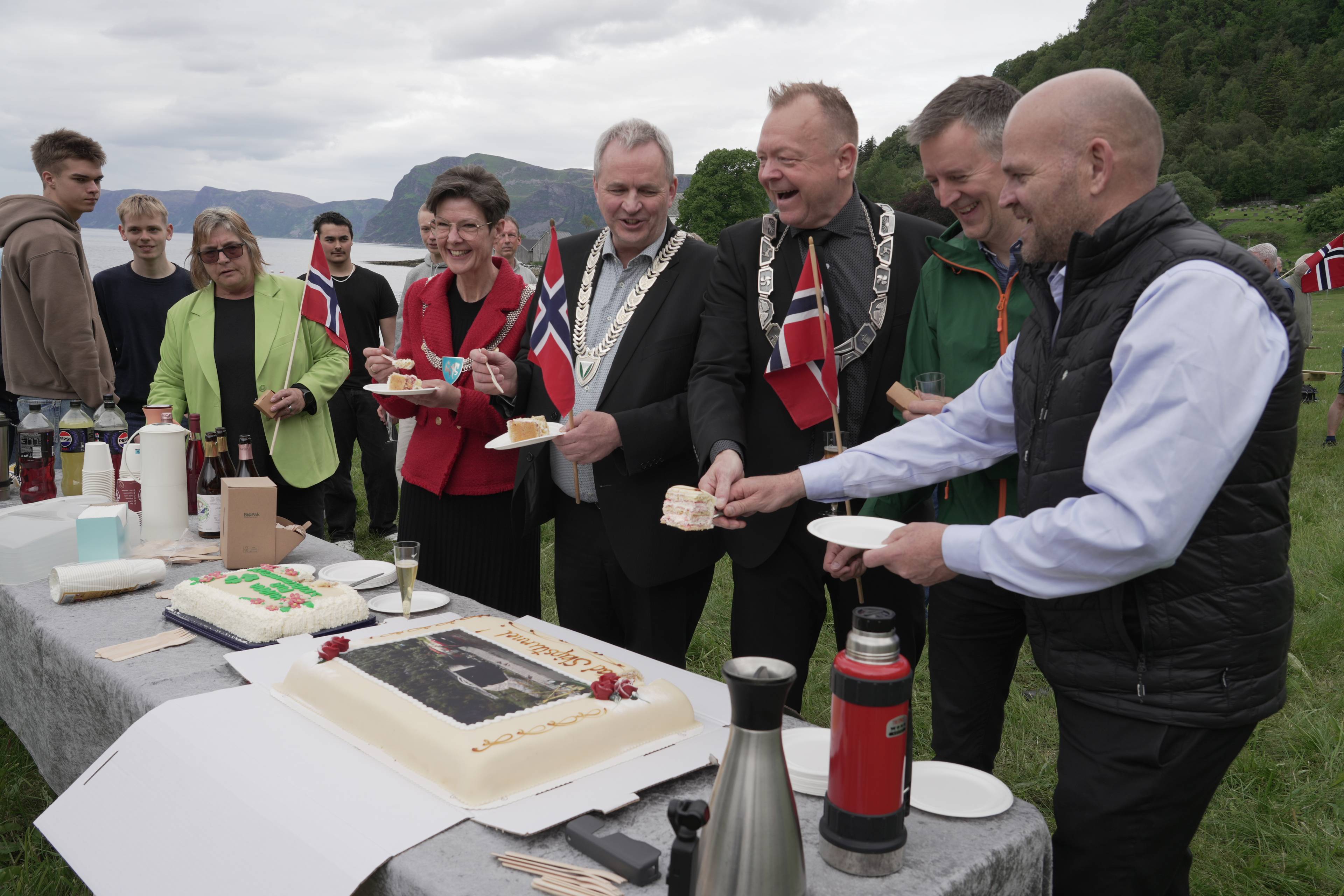 Lokale krefter feirar den dramatiske snuoperasjonen.  No kan flagget heisast, seier tilhengjarane.
