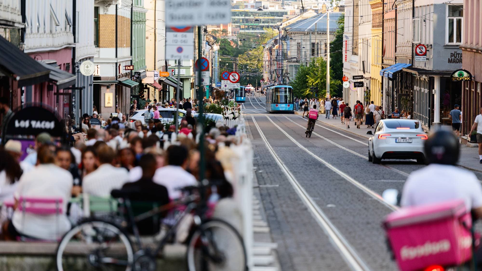 Grünerløkka, folk sitter ute.