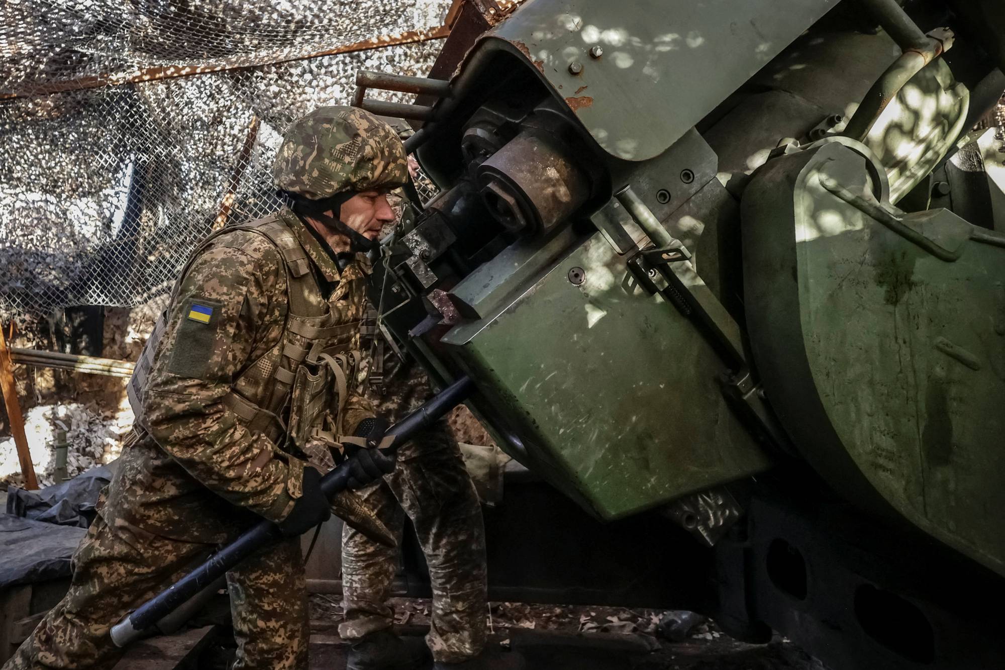 Ukrainske soldater med artilleri