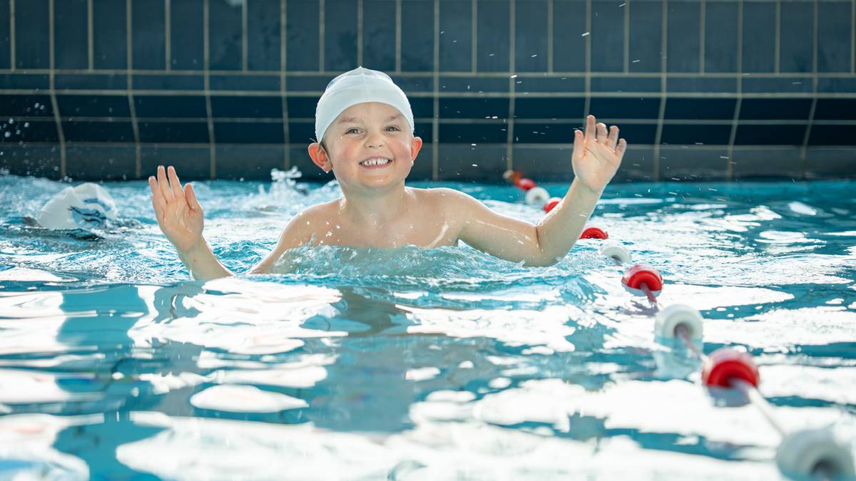 Johannes (5) blant dei siste som får gratis svømmeopplæring i barnehagen