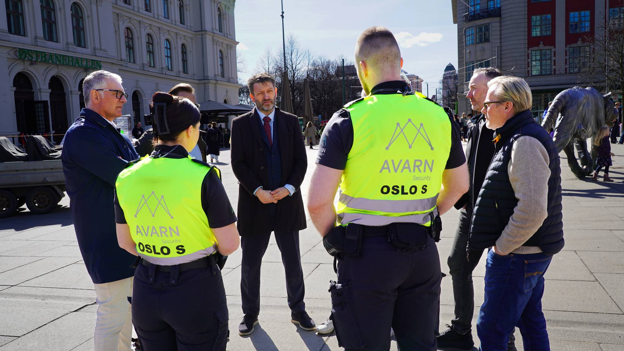 En gruppe mennesker står på Jernbanetorget.