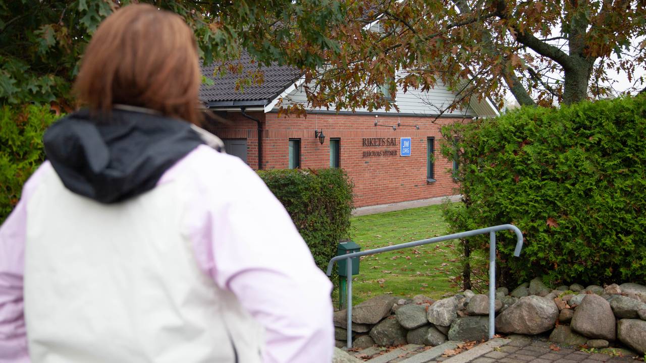 Ramona Solgård utenfor Jehovas Vitners lokale, Rikets Sal, i Mo