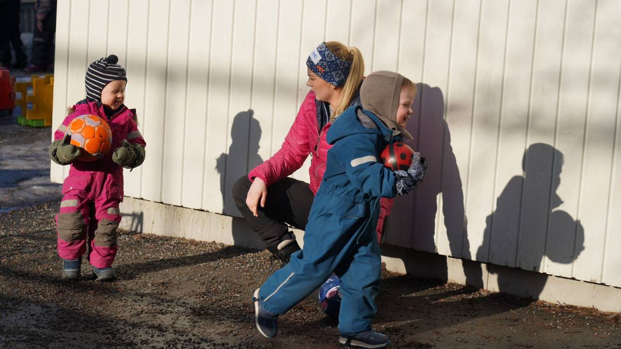 Linn Mari herjer med barna i barnehagen