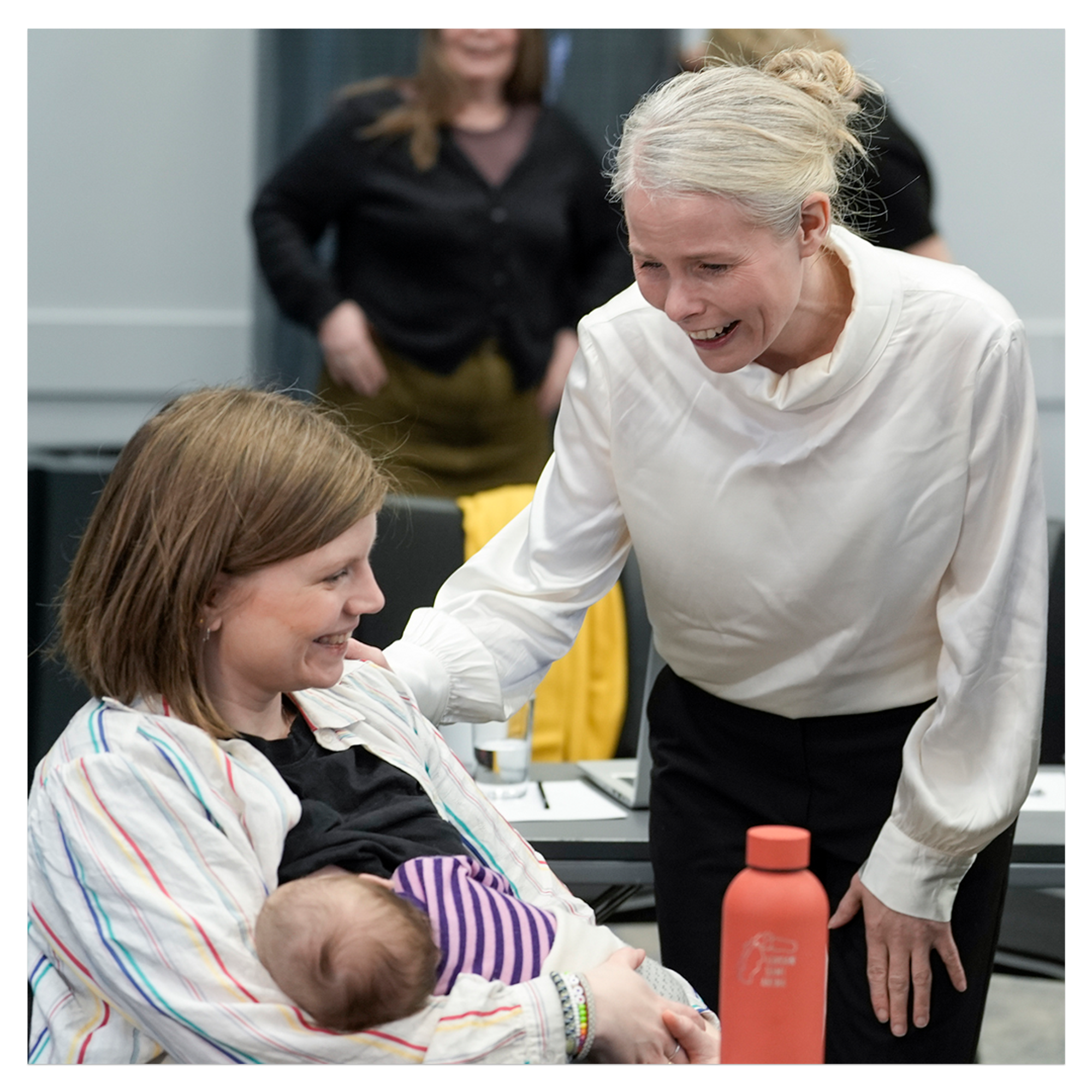 Oslo 20260116. Partileder Kirsti Bergstø holder sin tale til landsstyret I Oslo fredag. Før talen hilste hun på Inga Marie Nymo Riseth med babyen. Foto: Terje Pedersen / NTB