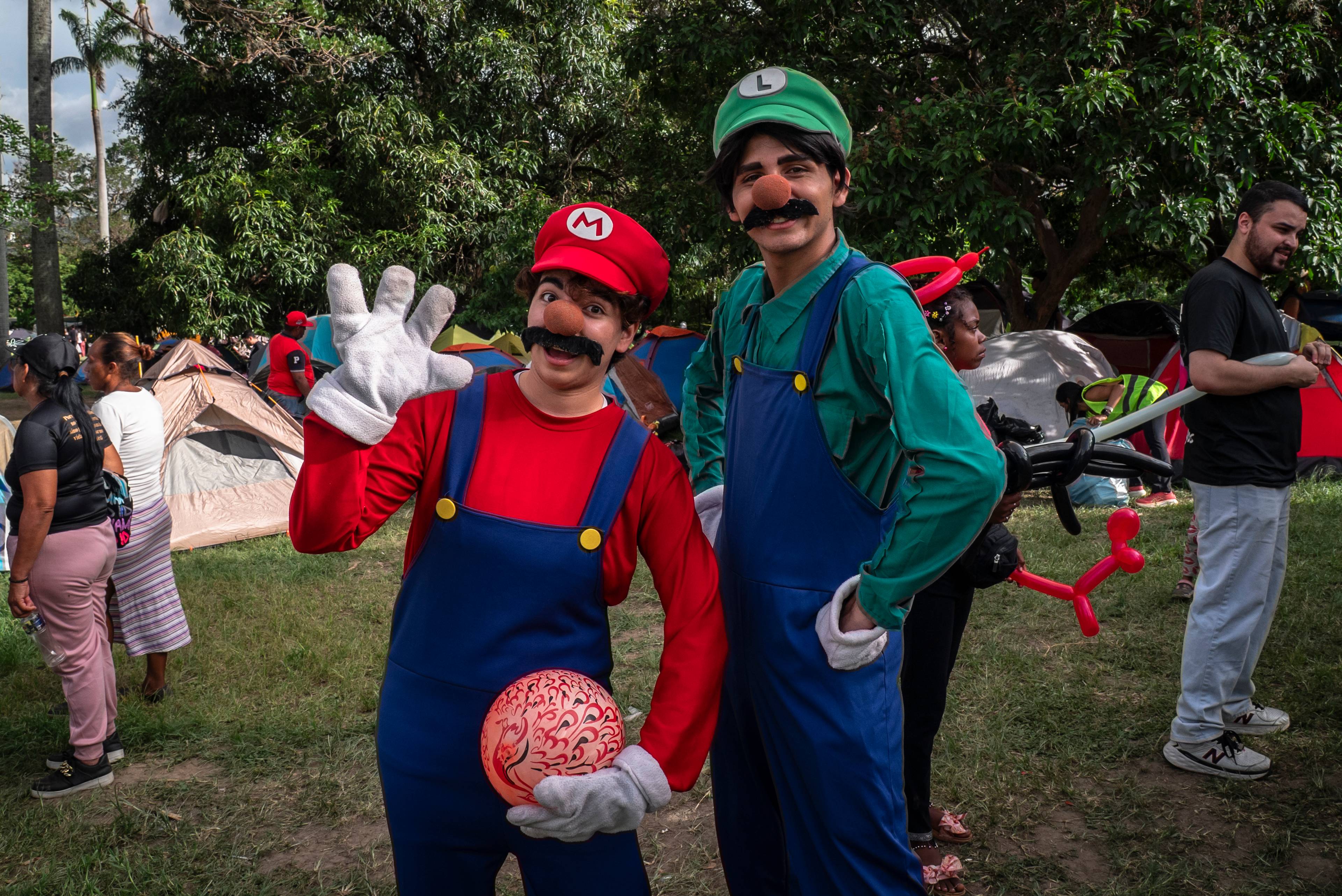 Ungdommer har kledd seg ut som Super Mario og Luigi for å underholde hjemløse barn i en park i Caracas.
