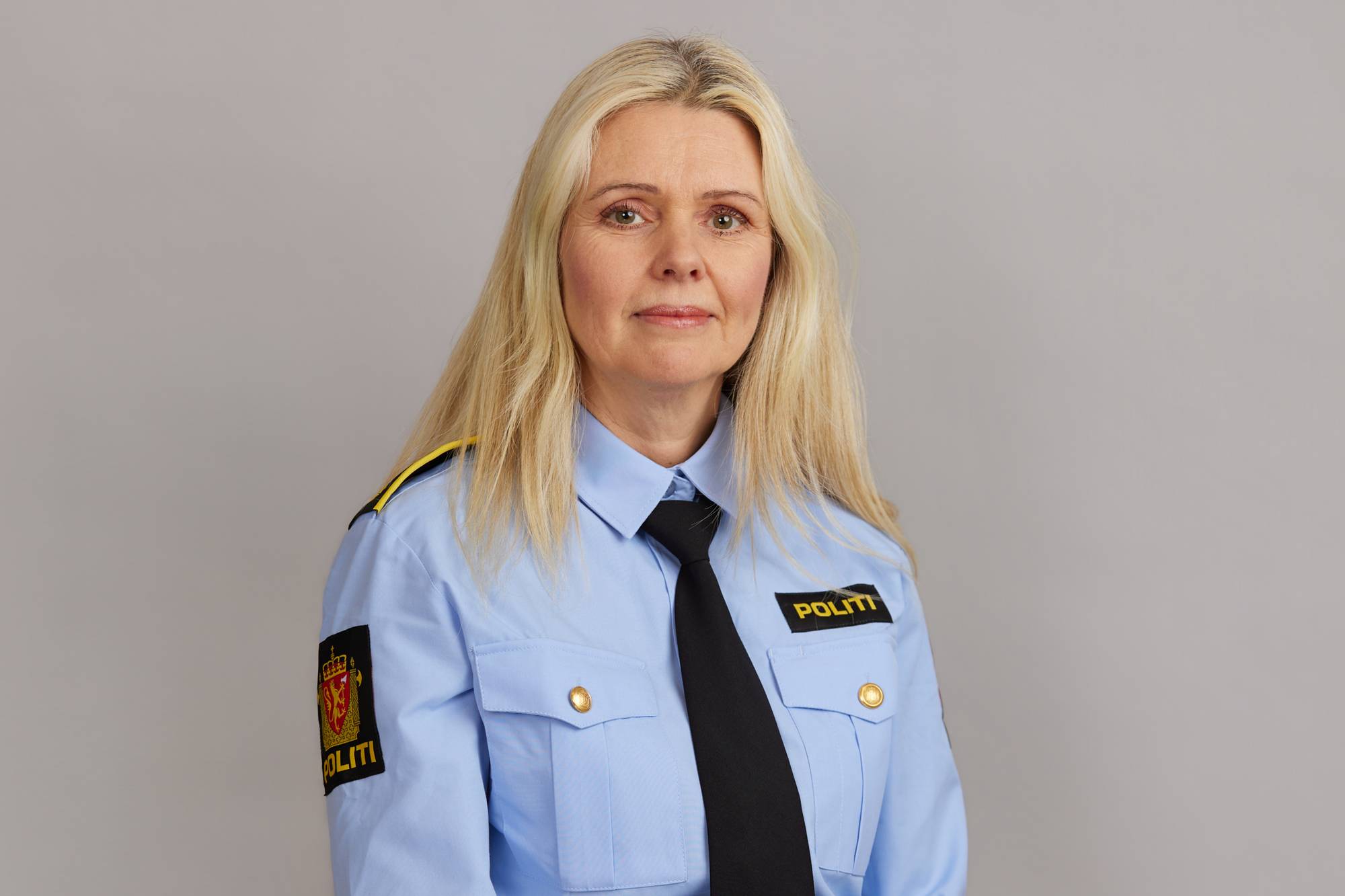 En kvinne i uniform 