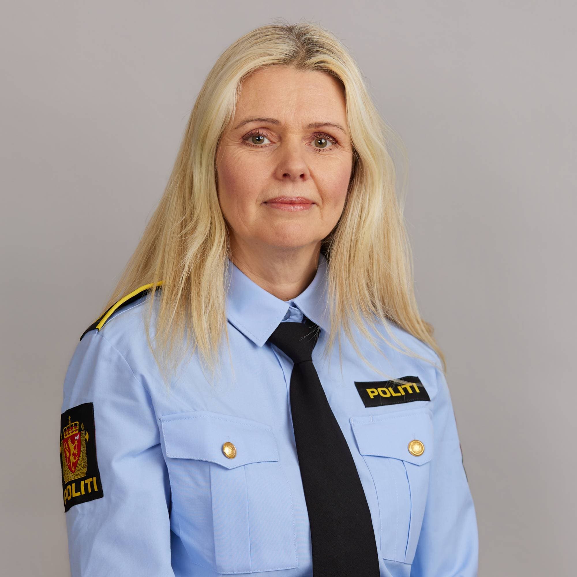 En kvinne i uniform 