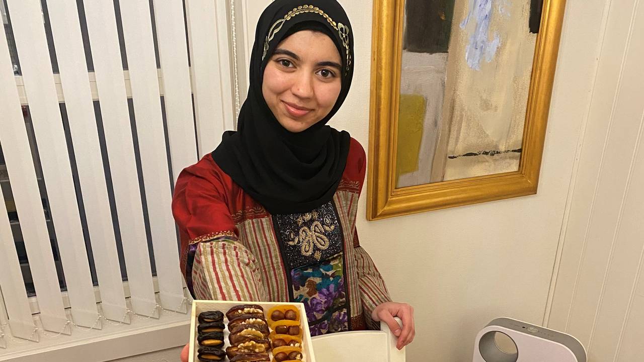Fatima holder en pakke dadler