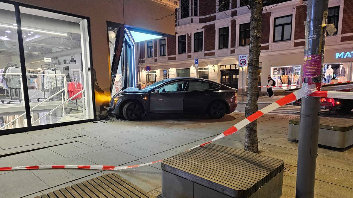 Bil kjørte inn butikk i Oslo
