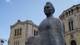 Tobias Prosch Simonsen / NRK En statue av Anna Rogstad foran Stortinget