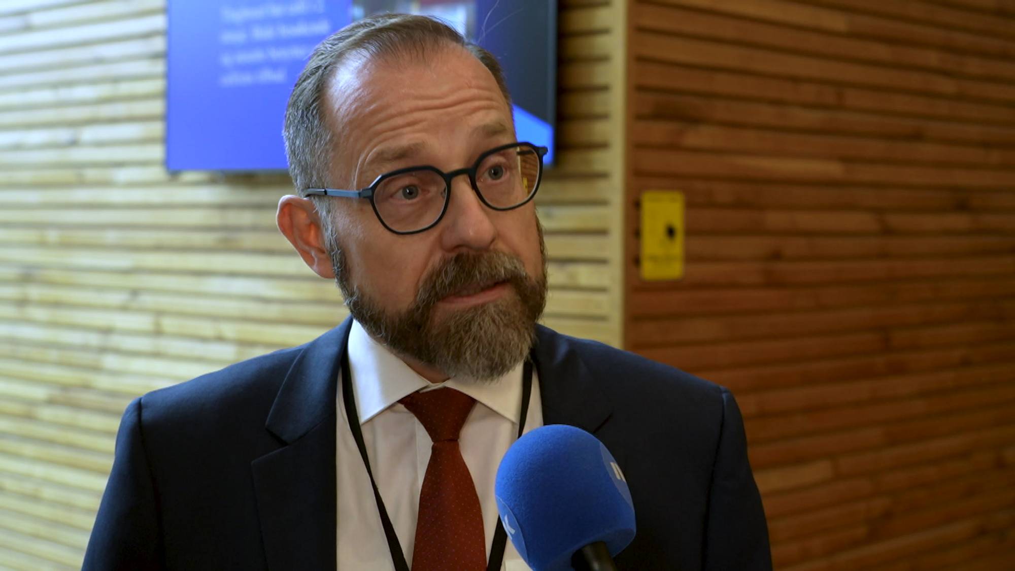 Mann med briller i et intervju med NRK.