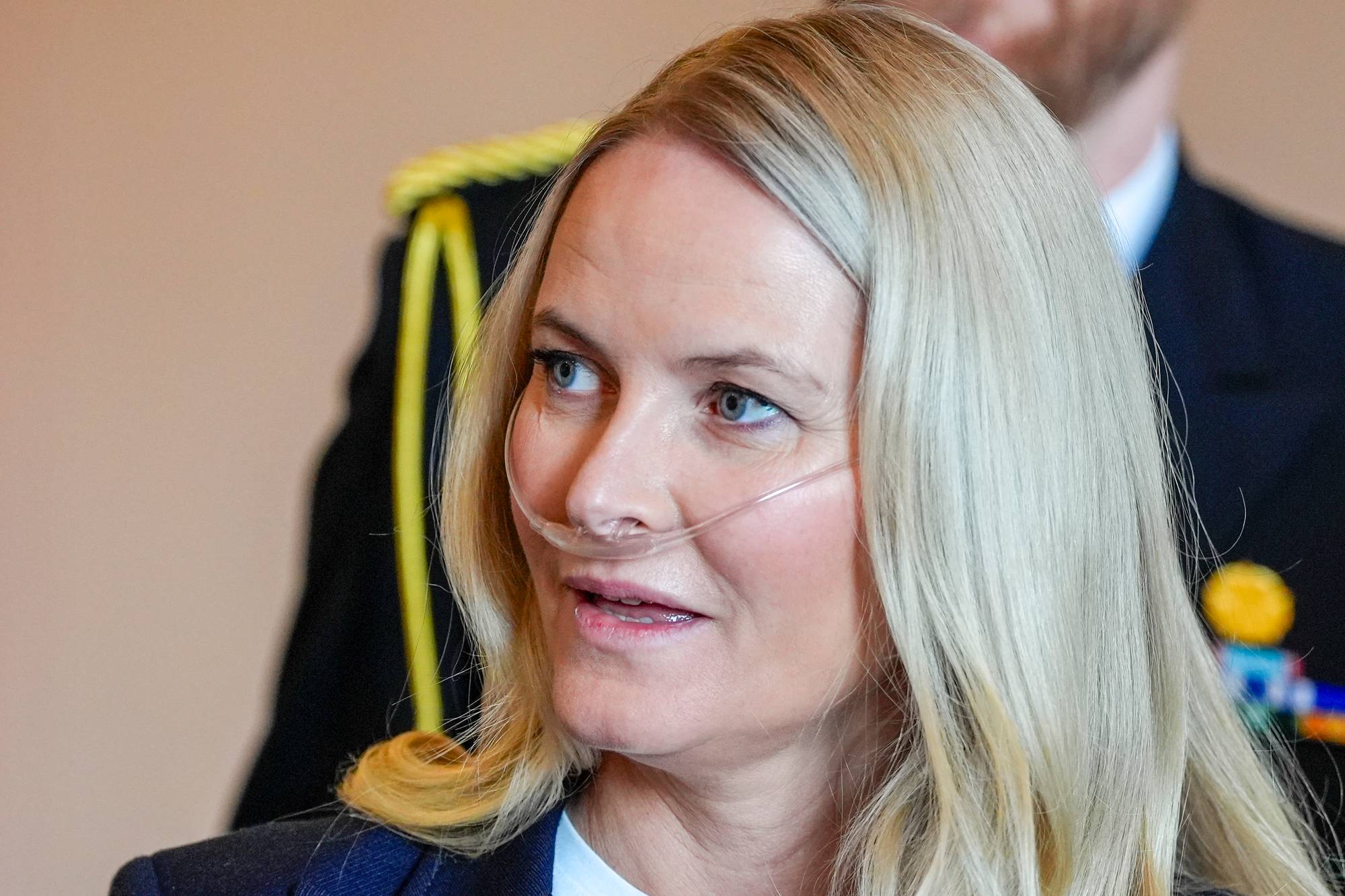 Kronprinsesse Mette-Marit har pustehjelp, et nesekateter som tilfører oksygen direkte inn i nesen, på offisielt oppdrag på Slottet