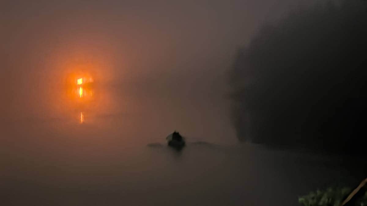 Rykte ut med robåt til hyttebrann