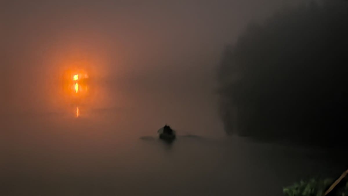 Tenåring siktet for hyttebrann: Brannvesenet rodde over tjern