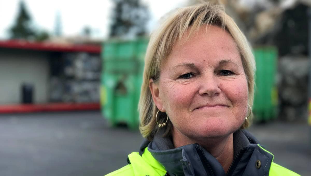 Setter opp kamera ved felles avfallsdunker