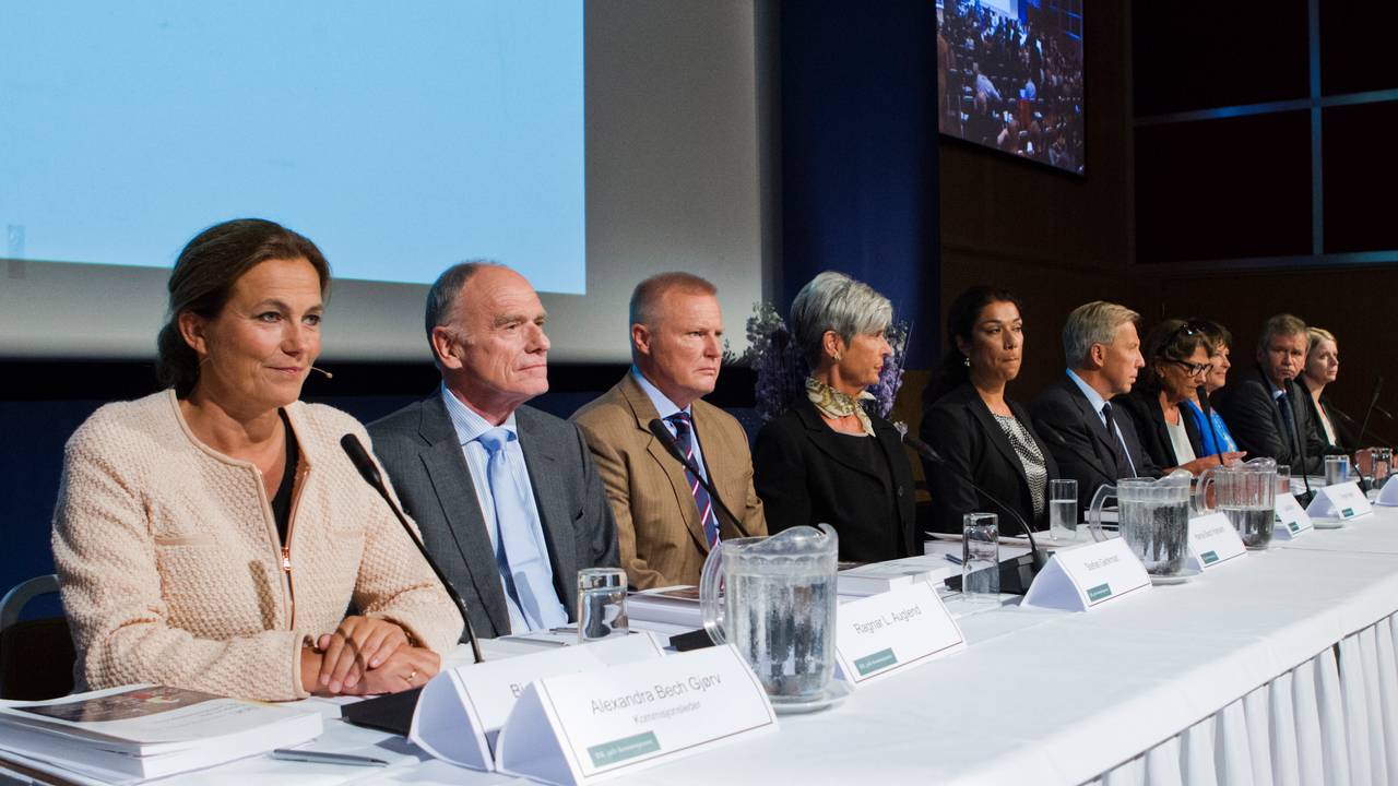 22. juli-kommisjonen under presentasjonen av kommisjonens rapport i 2012.