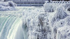 Kuldebølgen i Nord-Amerika har blant annet satt sitt preg på Niagarafallene. 