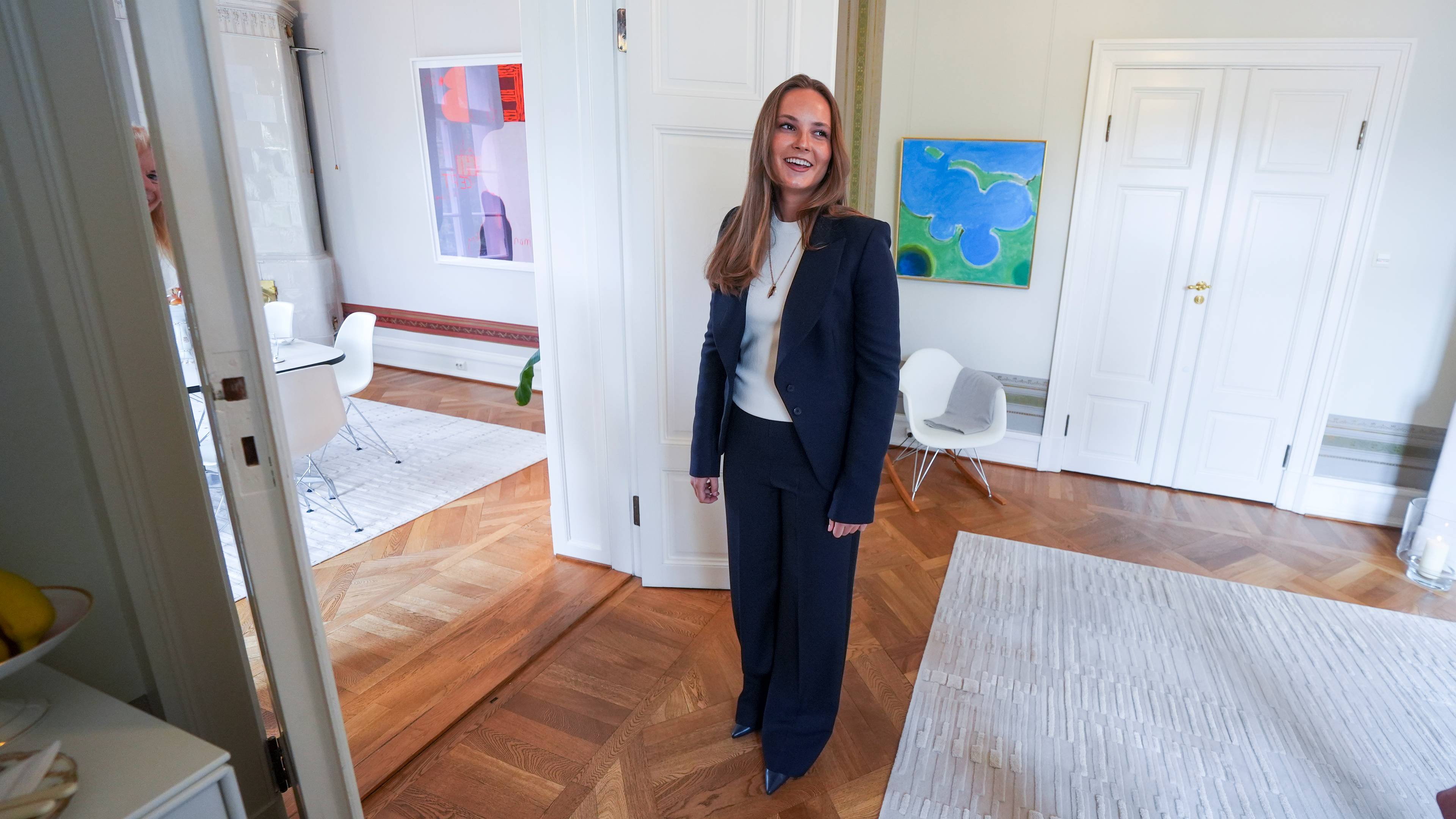 Prinsesse Ingrid Alexandra står på kontoret sitt på Slottet og venter på at hun skal ta imot Barnas klimapanel i audiens.