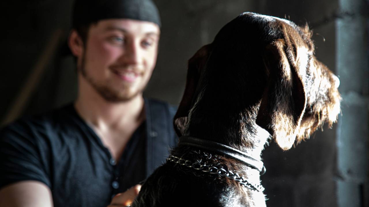 Isak Dreyer med hunden Buster hjemme i Bodø.