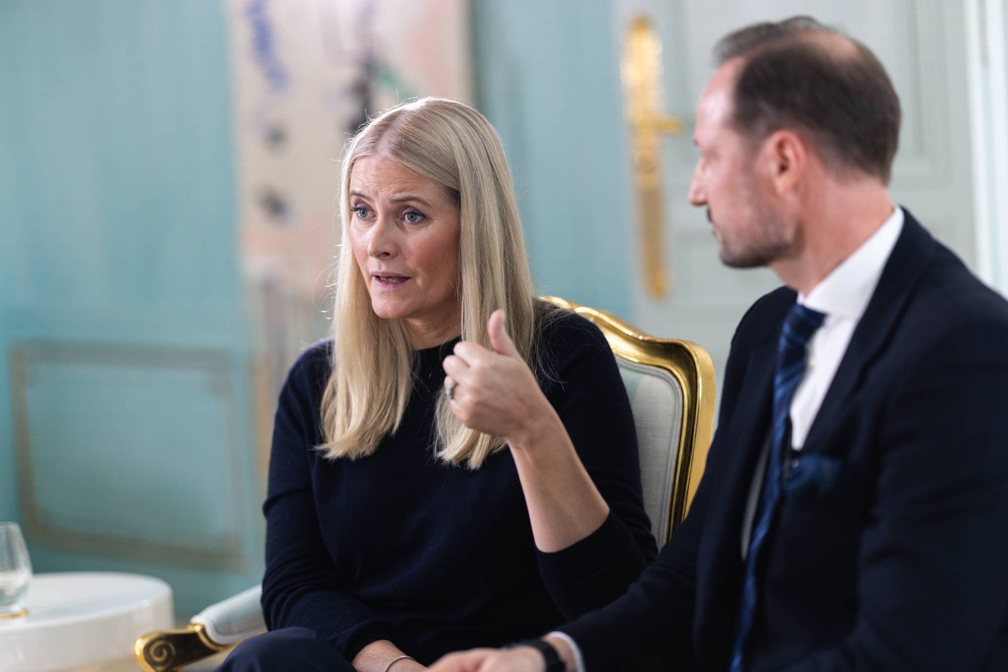 Kronprinsesse Mette-Marit snakker under intervjuet med NRK om Epstein, mens kronprins Haakon ser på henne